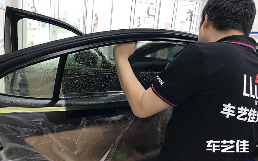 侧窗贴膜施工
