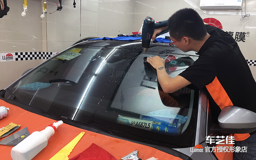 利用烤枪高温将膜收缩成玻璃的形状