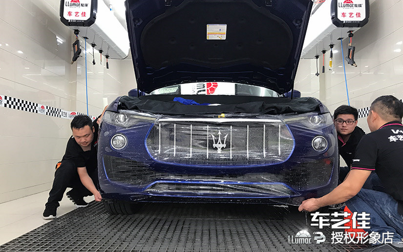 多名技师协同施工