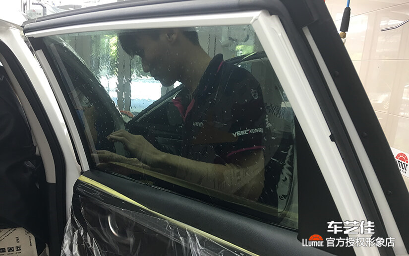 门板内侧用保护膜保护