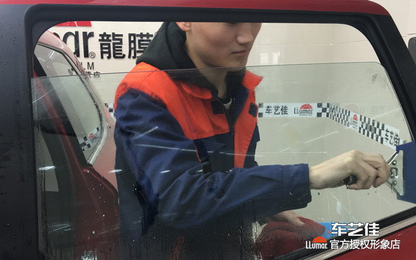 侧窗技师施工中