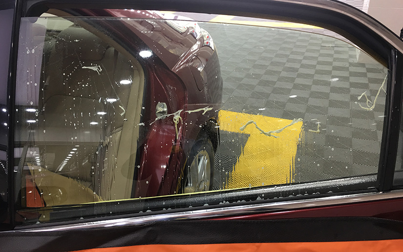 劣质膜残留在玻璃上的胶