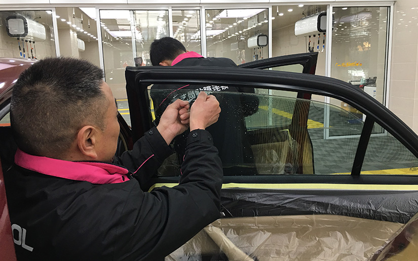 多位技师同时施工