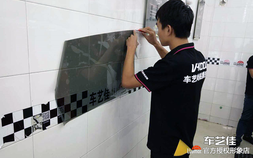 车艺佳技师侧窗裁膜施工中