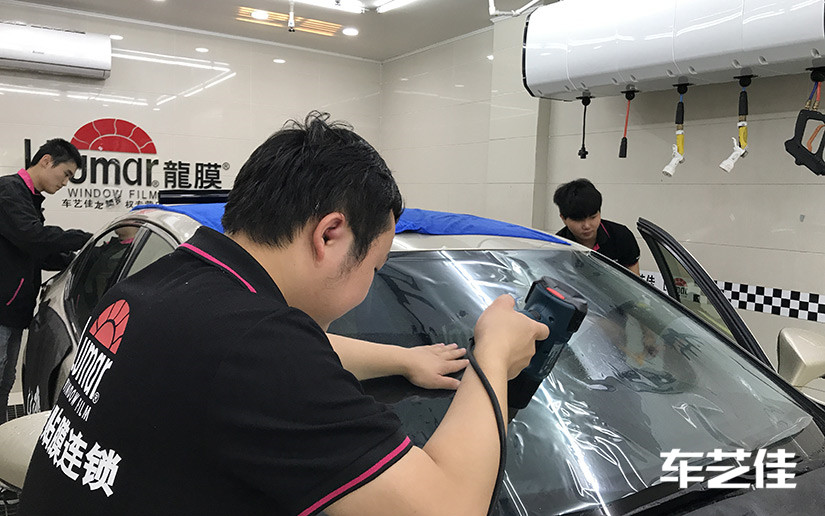车艺佳专业技师前挡烤膜