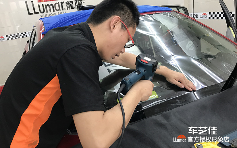 技师烤膜施工中