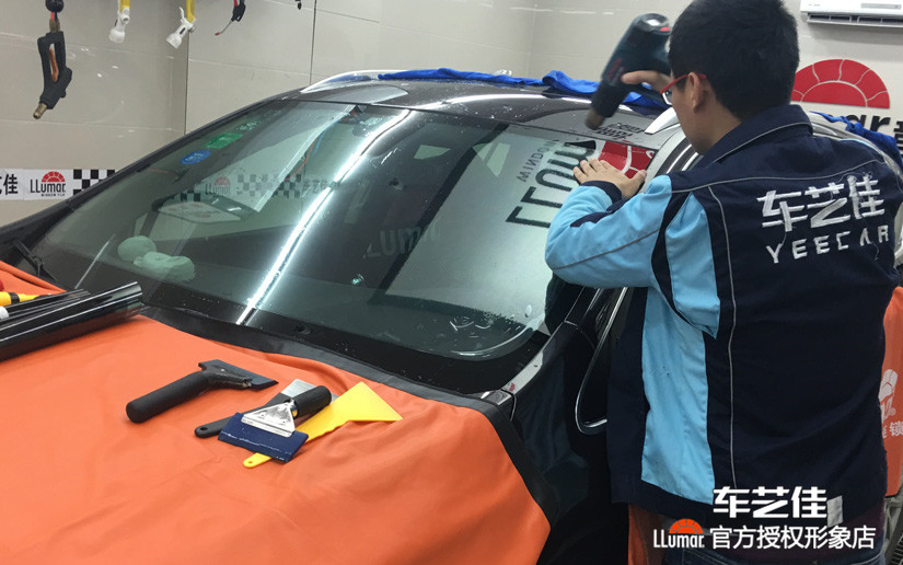 专业技师烤膜施工