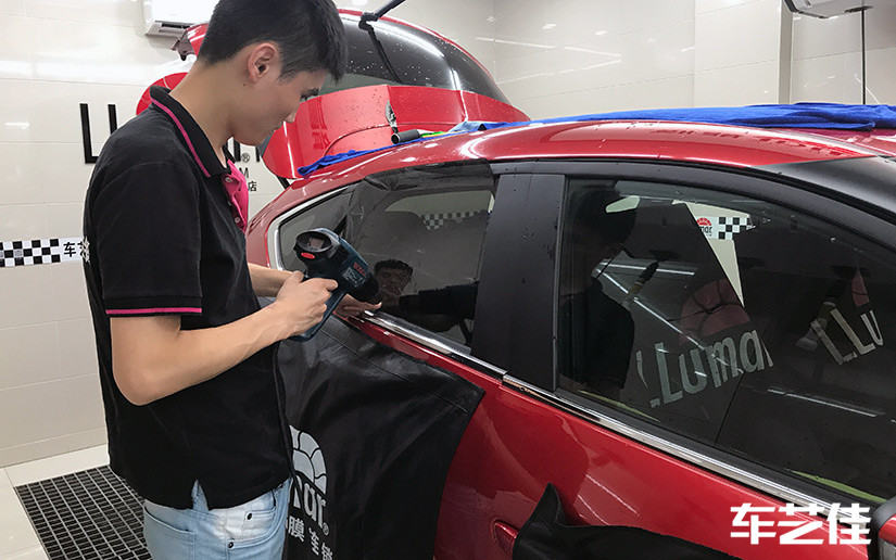 侧窗烤膜施工中