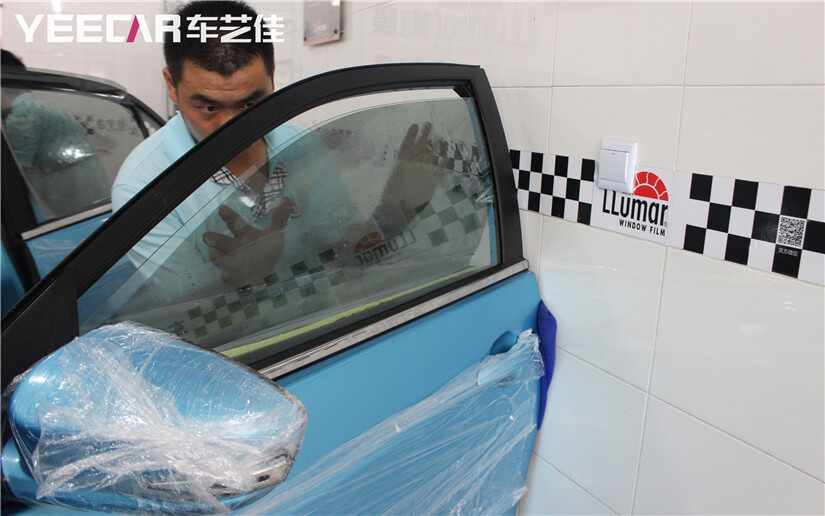 把窗膜覆盖在上面