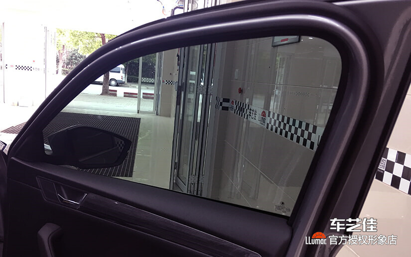 龙膜畅悦15侧后挡深色膜施工效果