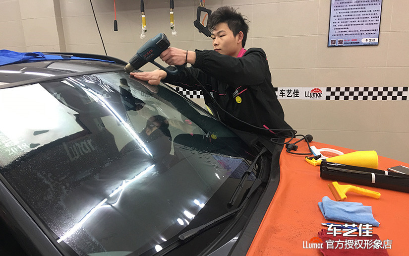 前档烤膜施工中