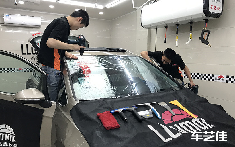 贴膜前需要把膜先烤出弧度