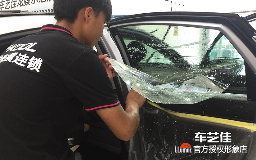 侧窗玻璃清洁后贴膜