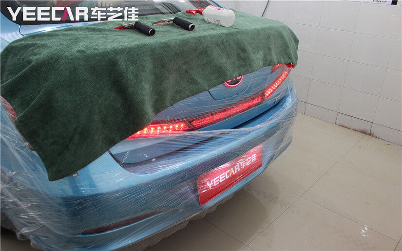 贴膜施工前对车尾车漆进行严密的保护
