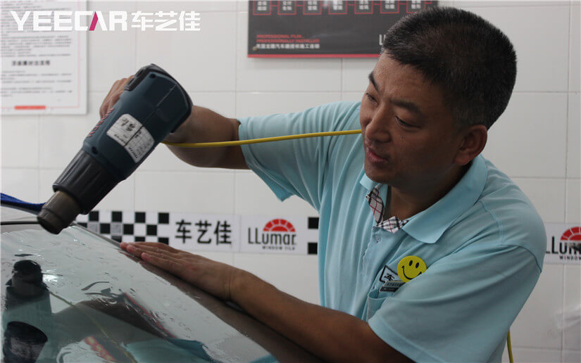 专业技师烤膜中