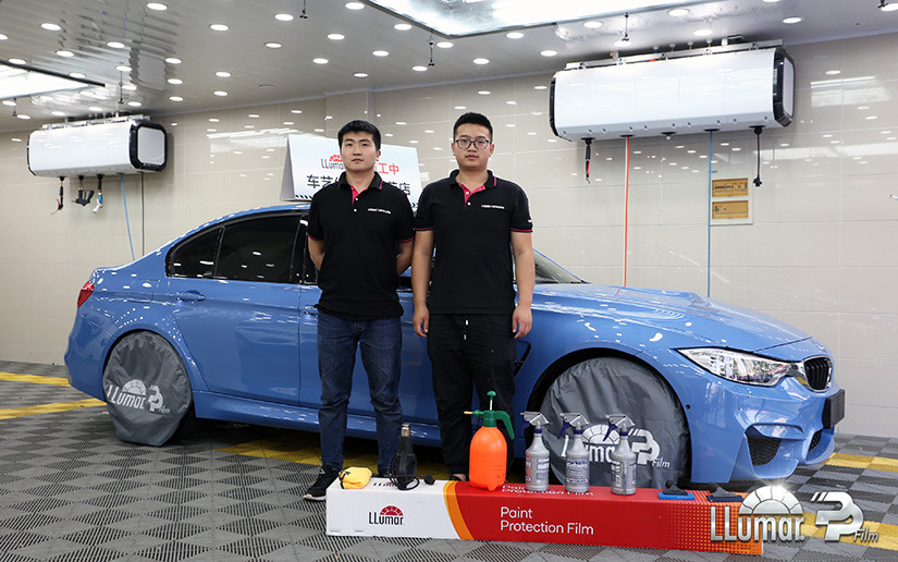 技师与宝马合影