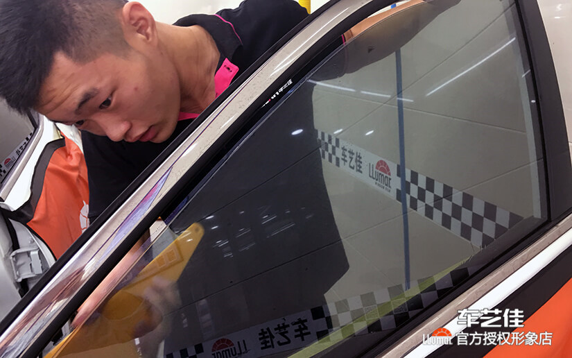 侧窗贴膜施工