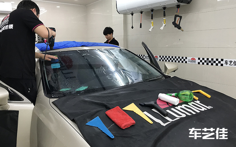 车艺佳配备专业贴膜工具