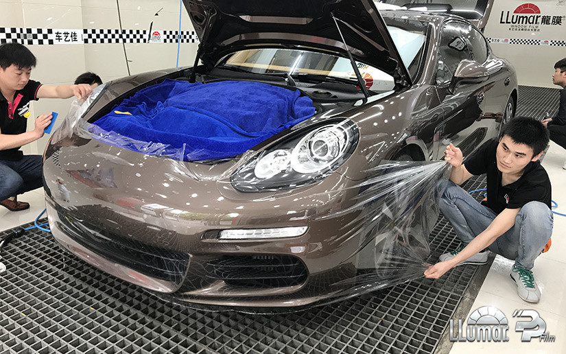 多名技师协作施工