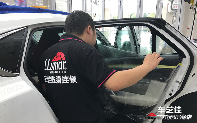 侧窗贴膜施工