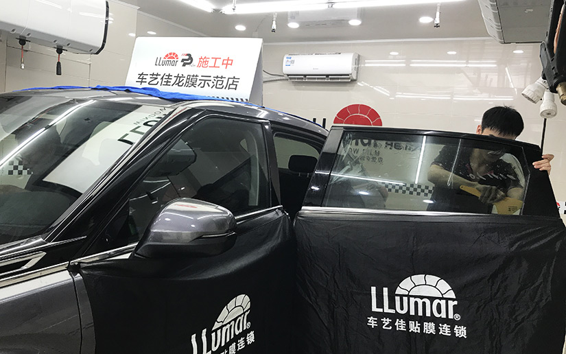 侧窗贴膜施工中