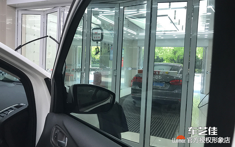 车艺佳技师施工后侧窗效果展示