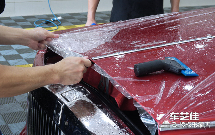 娴熟的贴膜手法