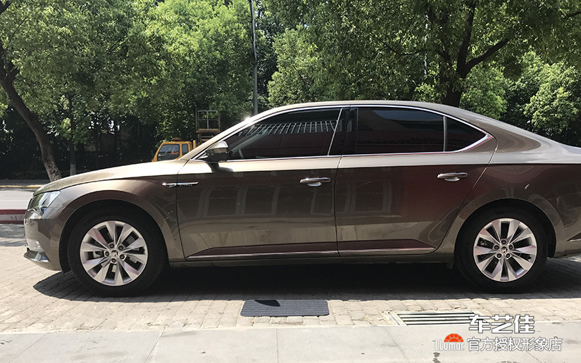 斯柯达速派室外展示图