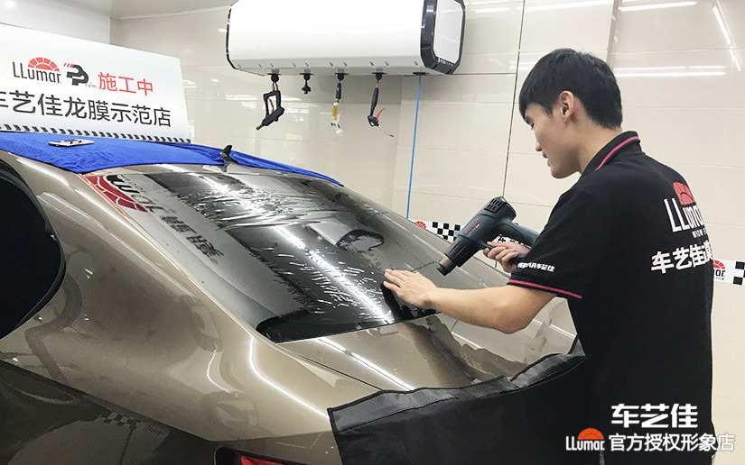 专业技师烤膜施工