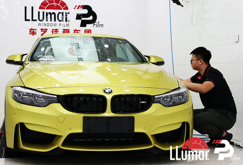 贴膜施工前清洗车身