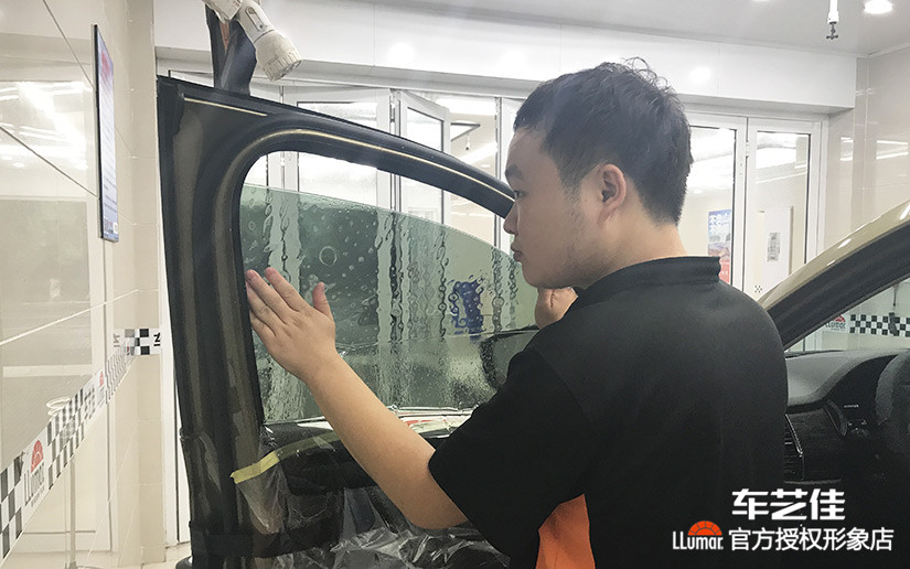侧窗贴膜施工