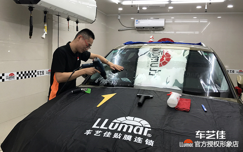 专业技师烤膜施工中