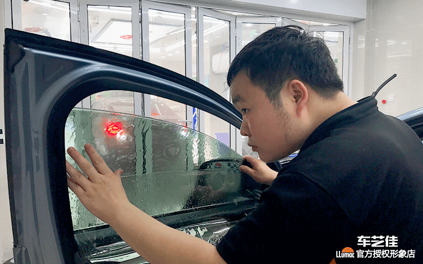 贴覆于汽车玻璃内部