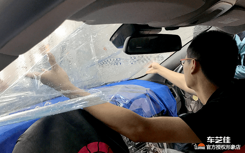 将裁剪好的膜认真比对