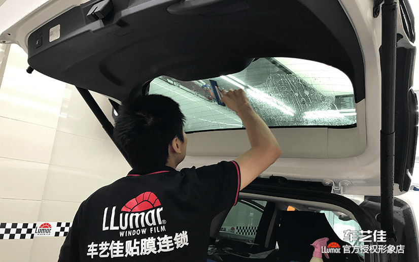 认真比对、精准覆膜