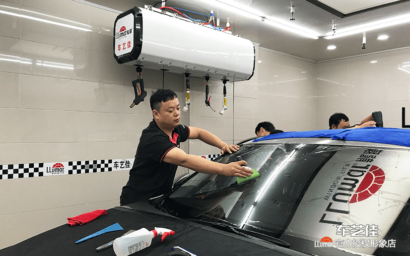 车艺佳采用全套进口贴膜工具