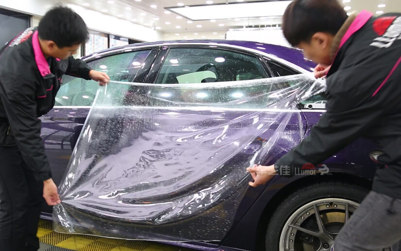 技师贴膜施工