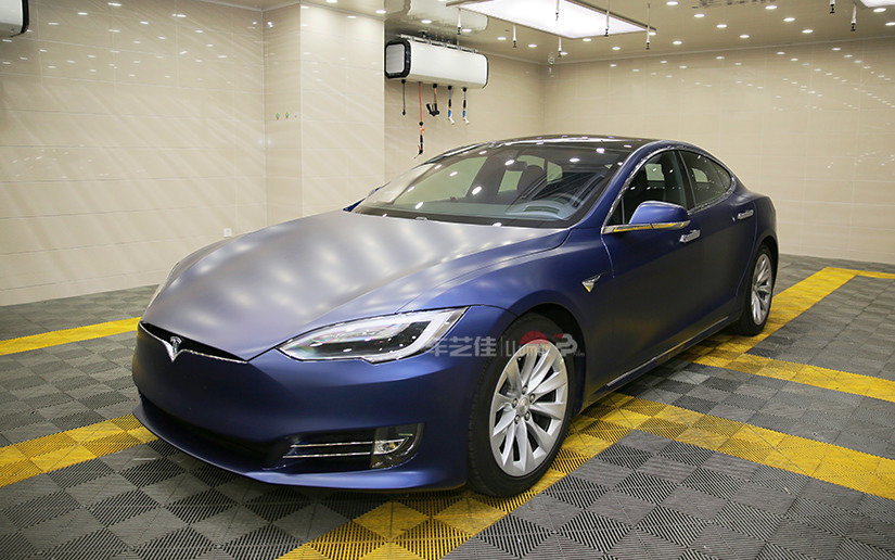 特斯拉侧面展示