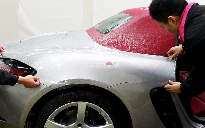 多名技师配合贴膜施工