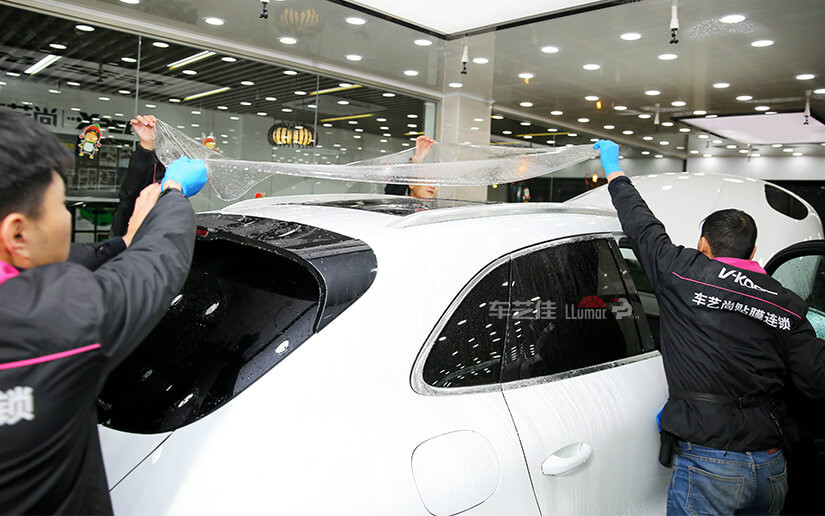 多名技师协同施工