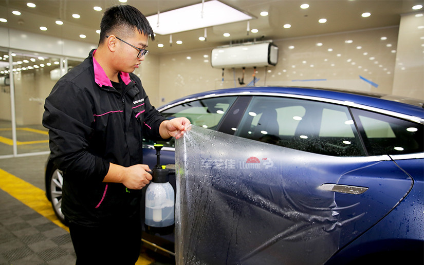 贴膜施工时喷洒安装液