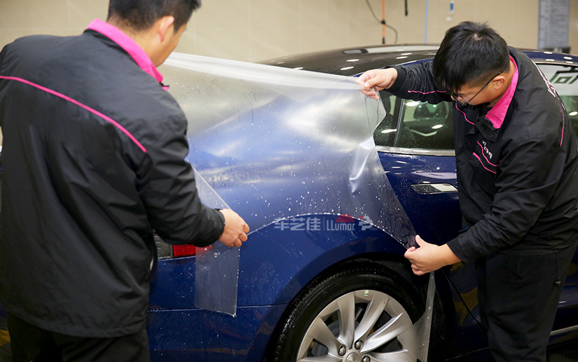 多位技师合作施工