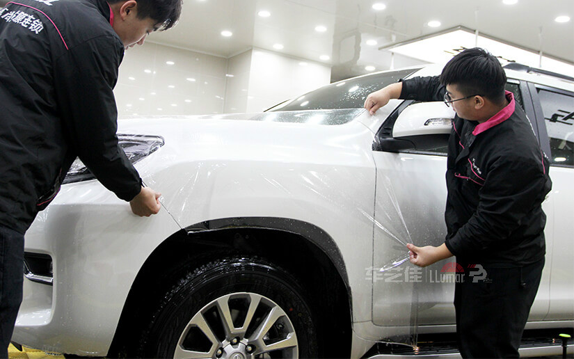 多名技师协作施工