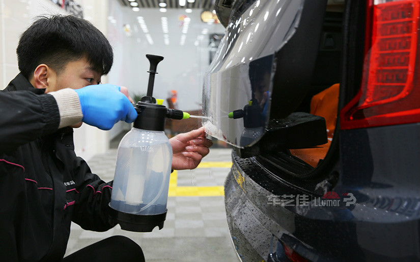 喷洒安装液，使保护膜贴合车漆