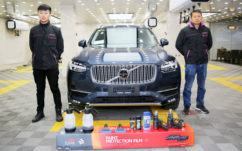 车艺佳技师与龙膜PPF施工后的沃尔沃XC90合影