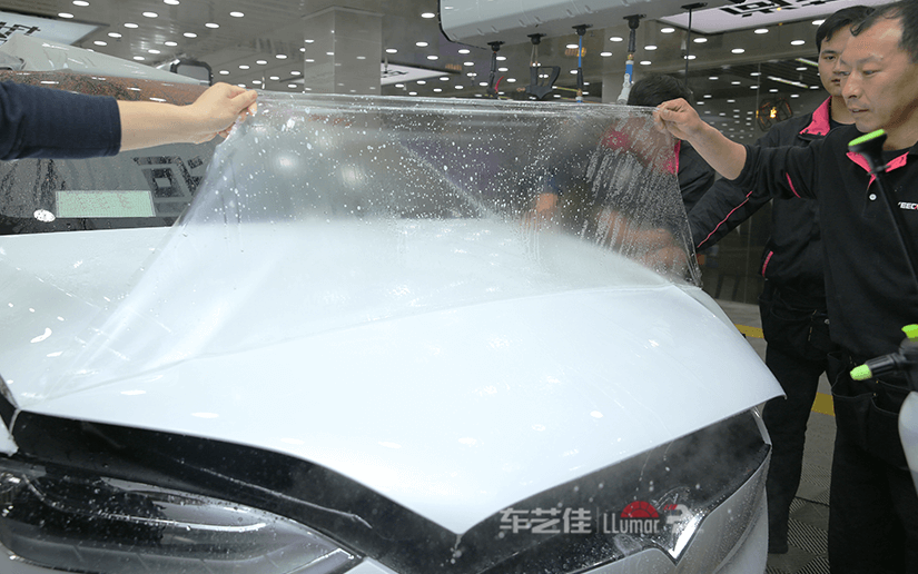 多名技师协同施工