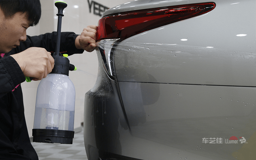 汽车贴膜时喷洒安装液