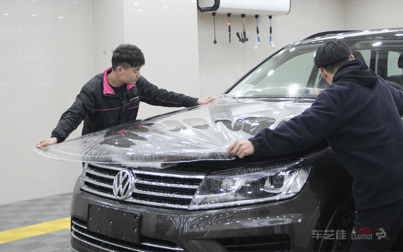 多名技师配合协作完成