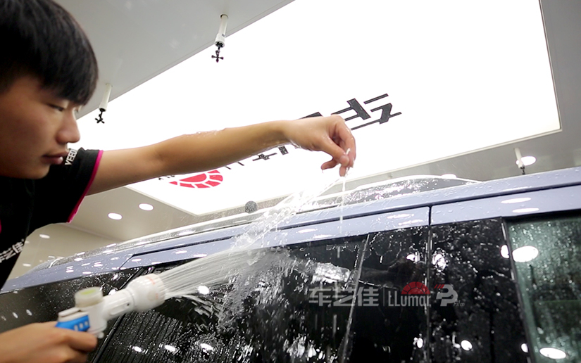 龙膜隐形车衣覆膜施工.jpg