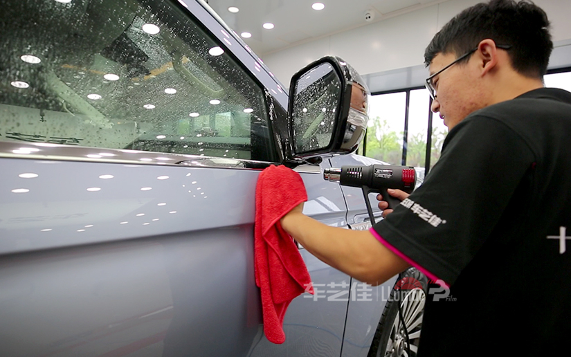 龙膜隐形车衣烤膜收边.jpg